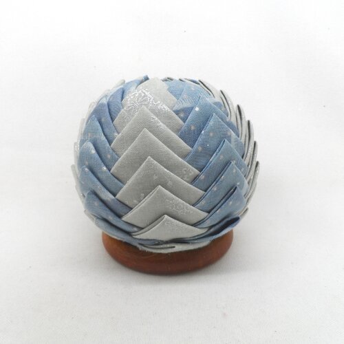 N° 52 boule artichaut  en tissu bleu argenté et   gris  argenté n°1  décoration de noël