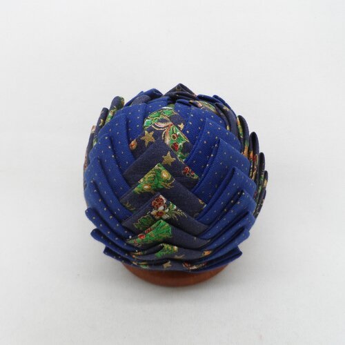 N° 52 boule artichaut  en tissu bleu motif multicolore  et bleu à pois doré  décoration de noël n°5