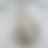 N° 53 boule artichaut en tissu écru à motif blanc et  gris à pois n°11 à accrocher dans le sapin