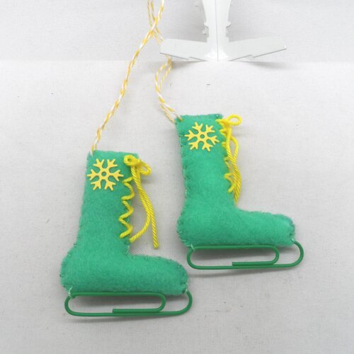 N°62 paire de patins à glace n°19  lame vert  flocon   lacets jaune  ficelle jaune blanche