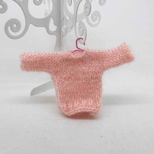 N°74 mini pull  rose clair  avec cintre rose à suspendre n°23