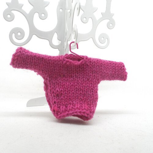 N°74 mini pull  rose foncé "prune"   avec cintre rose à suspendre n°11