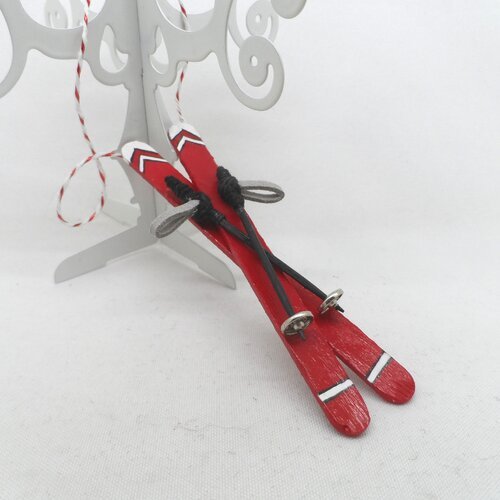 N°25 paire de ski rouge et blanc  et ses bâtons noirs à suspendre