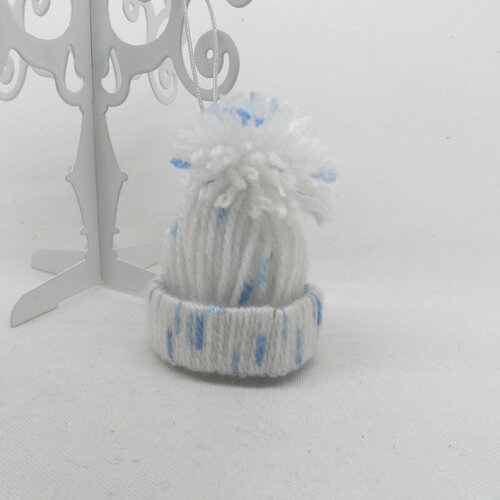 N°27 petit bonnet à pompon en laine n°21 blanche moucheté bleu  fil élastique argenté à accrocher
