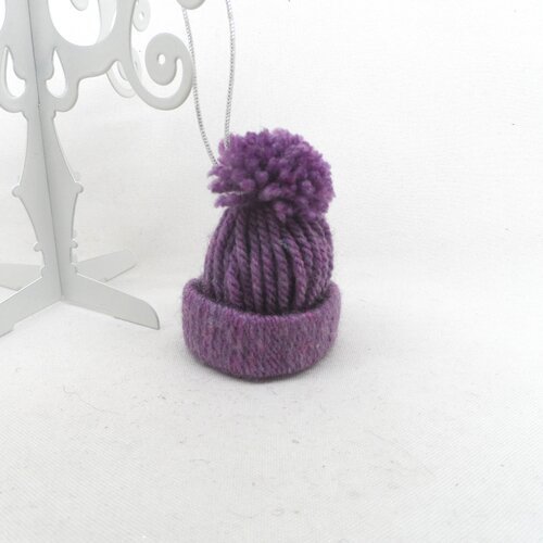 N°27 petit bonnet à pompon en laine n°29 violette  fil élastique argenté à accrocher