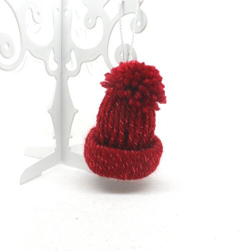 N°27 petit bonnet à pompon en laine n°4 rouge  fils brillants  fil élastique argenté à accrocher