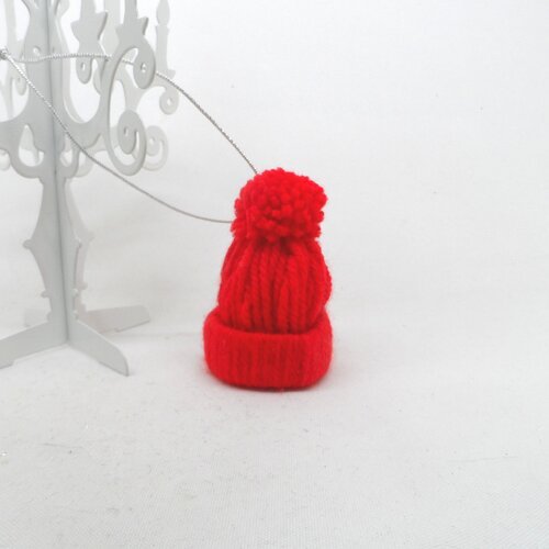 N°27 petit bonnet à pompon en laine n°5 rouge    fil élastique argenté à accrocher