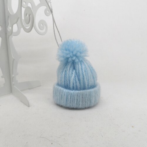 N°27 petit bonnet à pompon en laine  bleu ciel n°1 a fil élastique argenté à accrocher