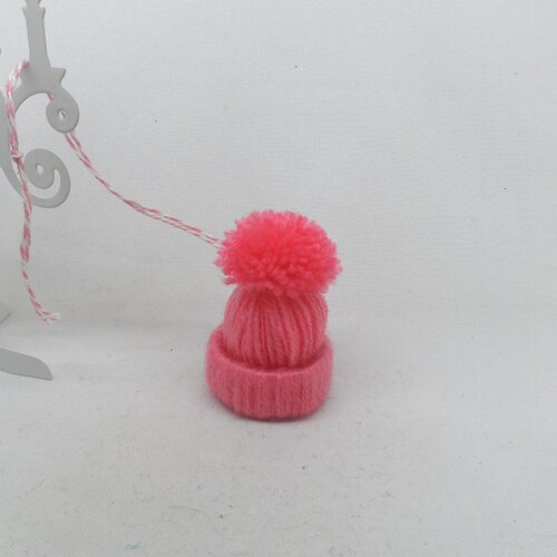 N°27 petit bonnet à pompon en laine  rose  n°12    fil élastique argenté à accrocher