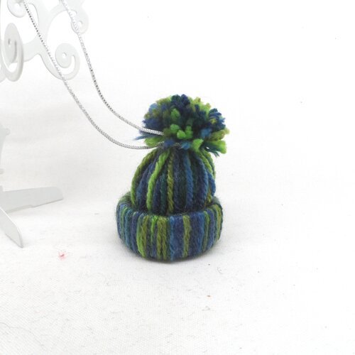 N°27 petit bonnet à pompon en laine n°13 bleu et vert  fil élastique argenté à accrocher