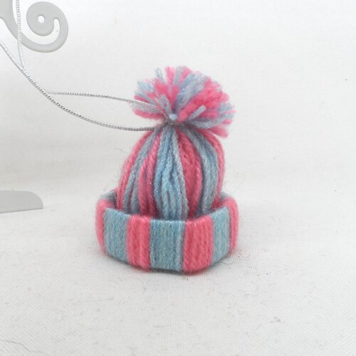 N°27 petit bonnet à pompon en laine n°15 bleu ciel et rose  fil élastique argenté à accrocher
