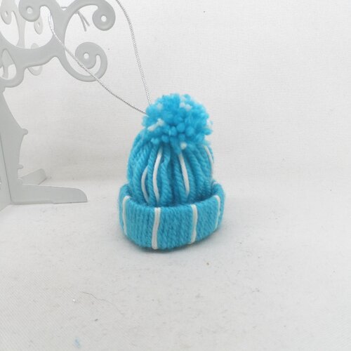 N°27 petit bonnet à pompon en laine  n°16 bleu  et blanc  fil élastique argenté à accrocher