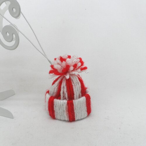 N°27 petit bonnet à pompon en laine n°20  rouge  et blanche avec fil argenté   fil élastique argenté à accrocher