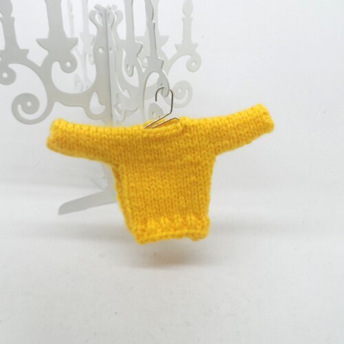 N°74 mini pull  jaune avec cintre  argenté à suspendre n°3