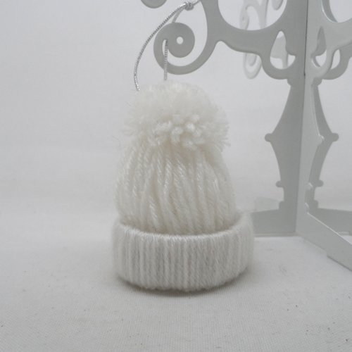 N°27 petit bonnet à pompon en laine n°27 blanche   fil élastique argenté à accrocher