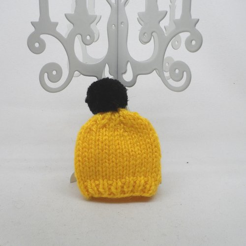 N°2  bonnet à pompon en laine  jaune et noir  n°1 adorable couvre-oeufs