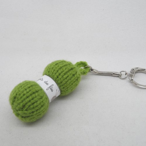N°3 porte clés pelote de laine étiquette les doigts de fée  en laine vert