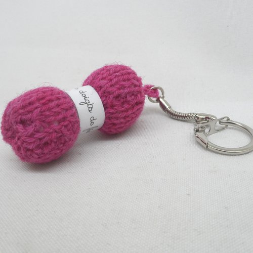 N°3 porte clés pelote de laine étiquette les doigts de fée  en laine mauve
