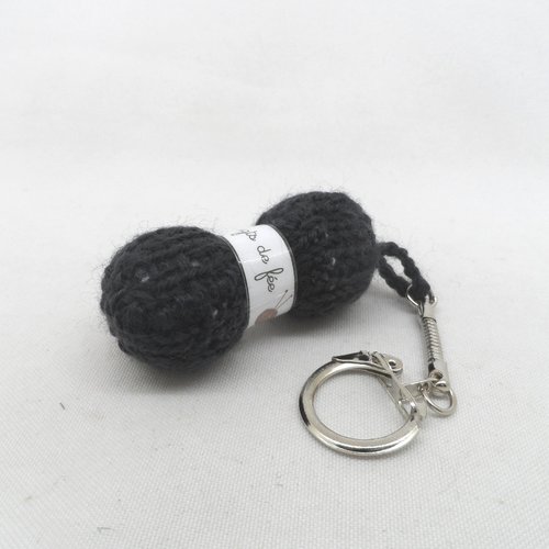 N°3 porte clés pelote de laine étiquette les doigts de fée  en laine noire