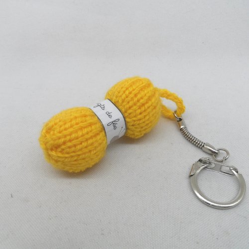 N°3 porte clés pelote de laine étiquette les doigts de fée  en laine jaune