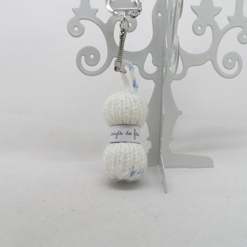 N°3 porte clés pelote de laine étiquette les doigts de fée  en laine  blanche moucheté bleu