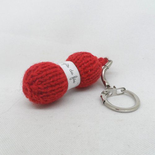 N°3 porte clés pelote de laine étiquette les doigts de fée  en laine  rouge a