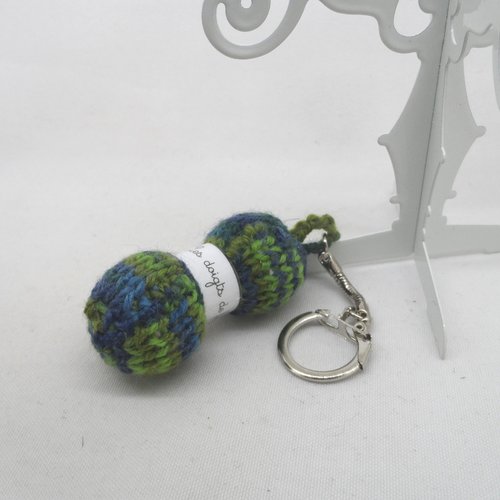 N°3 porte clés pelote de laine étiquette les doigts de fée  en laine  bleue et verte