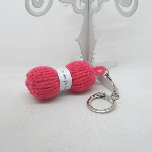 N°3 porte clés pelote de laine étiquette les doigts de fée  en laine rose foncé