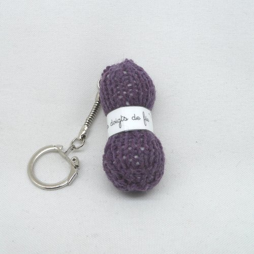 N°3 porte clés pelote de laine étiquette les doigts de fée  en laine  violet