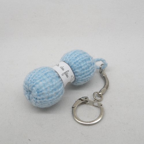 N°3 porte clés pelote de laine étiquette les doigts de fée  en laine  bleu ciel n°1
