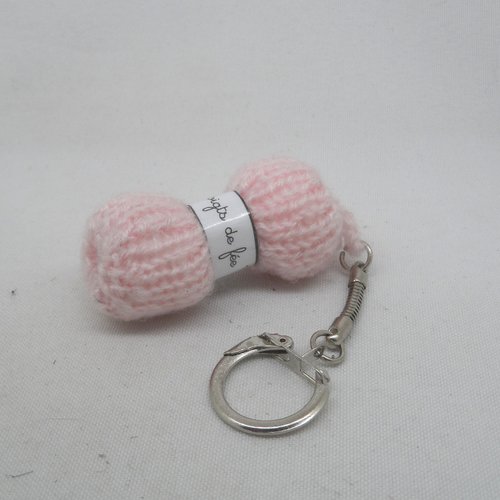 N°3 porte clés pelote de laine étiquette les doigts de fée  en laine rose clair a