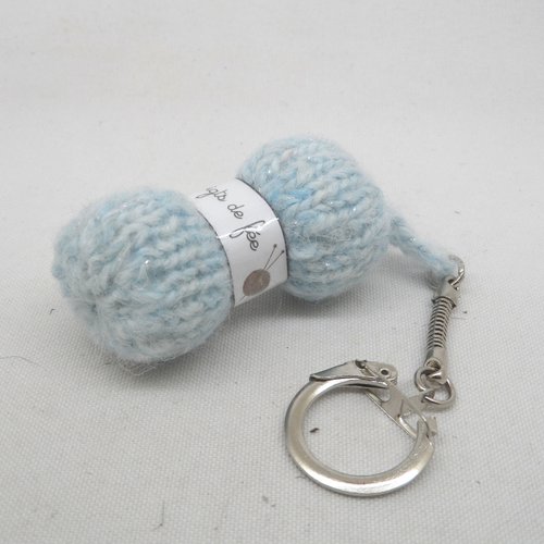 N°3 porte clés pelote de laine étiquette les doigts de fée  en laine  bleu ciel avec quelques paillettes b
