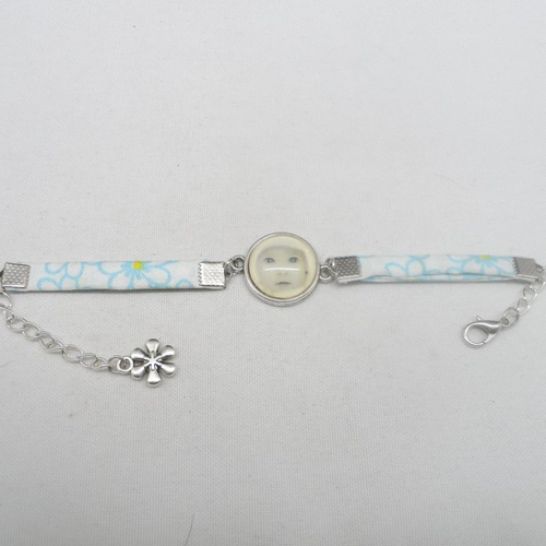 N°80 bracelet enfant cabochon 16 mm bébé  tissu fond  blanc fleur bleue breloque  fleur