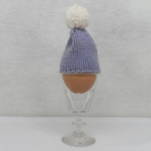 N°2  bonnet à pompon en laine violet et blanc  adorable couvre-œufs