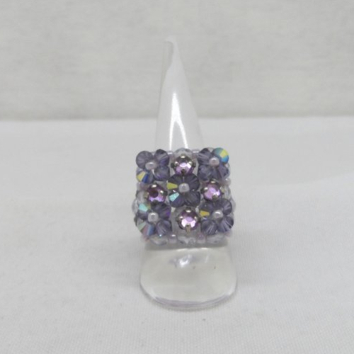 N°31 a bague carrée en cristal swarovski perles facettes, rocailles couleur violet mauve n°1