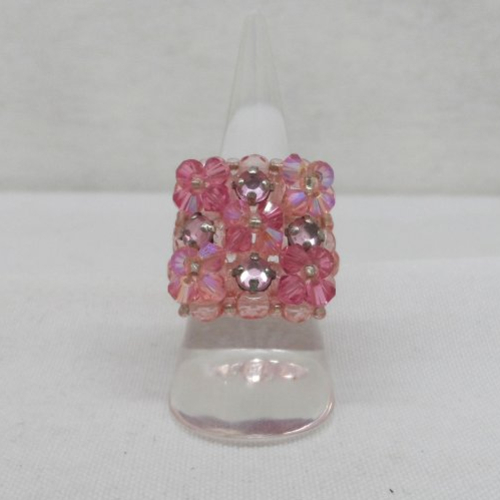 N°31 a bague carrée en cristal swarovski perles facettes, rocailles couleur rose