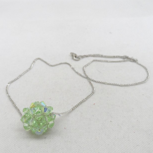 N°79 collier pendentif boule en cristal de swarovski vert clair n°19