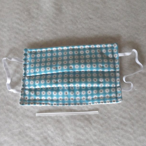N°51 masque en tissu 3 couches  2 cotons et un molleton pince nez incorporé à motifs sur fond bleu envers blanc