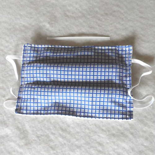 N°51 masque en tissu 3 couches  2 cotons et un molleton pince nez incorporé carreaux  bleu et blanc envers blanc
