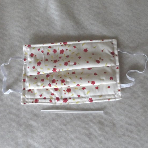 N°51 masque en tissu 3 couches  2 cotons et un molleton un pince nez incorporé  à fleurs rouges sur fond et envers blanc