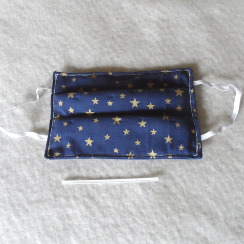 N°51 masque en tissu 3 couches  2 cotons et un molleton  pince nez incorporé  à étoiles dorées sur fond bleu marine envers bleu marine