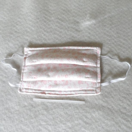 N°51 masque en tissu 3 couches  2 cotons et un molleton un pince nez incorporé  à fleurs roses fond  blanc envers rose