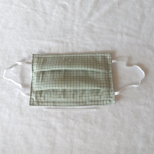 N°51 masque en tissu 3 couches  2 cotons et un molleton pince nez incorporé carreaux  vert fond et envers blanc