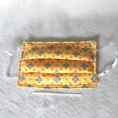 N°51 masque en tissu 3 couches  2 cotons et un molleton un pince nez incorporé à motifs provencal vitinge envers jaune