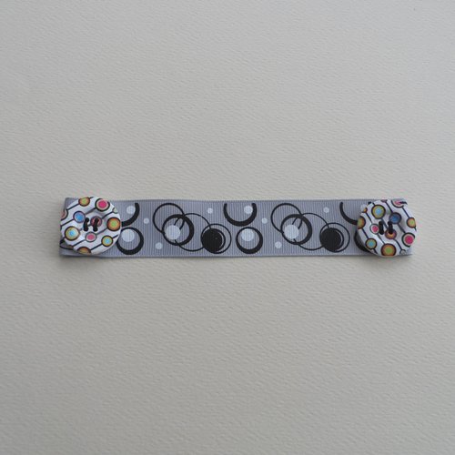N°51 bis attache masque protège oreille ruban fond gris cercles noirs et blancs  et 2 jolies boutons colorés