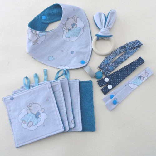 N°8 "coffret bébé" comprenant bavoir , lingettes, anneau lapin, attache sucette couleurs bleu gris