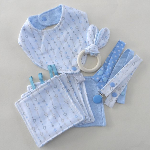 N°8 "coffret bébé" comprenant bavoir , lingettes, anneau lapin, attache sucette couleurs bleu blanc