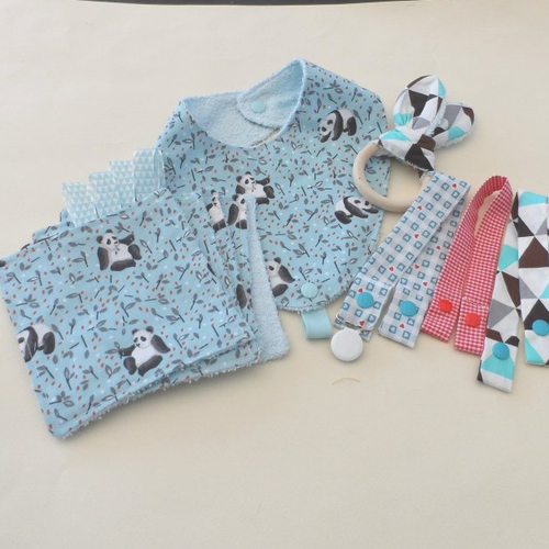 N°8 "coffret bébé" comprenant bavoir , lingettes, anneau lapin, attache sucette motif  panda