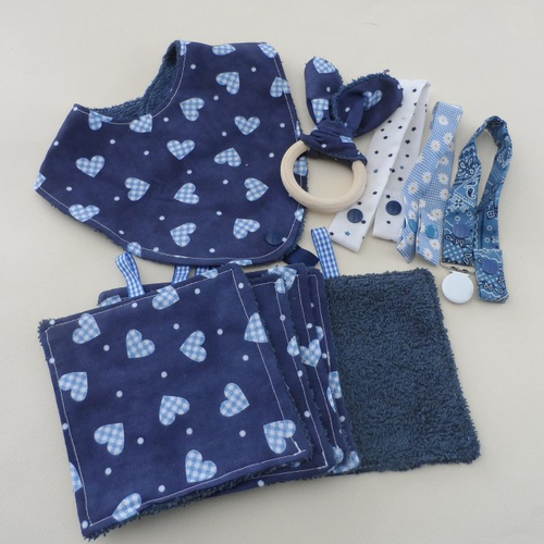 N°8 "coffret bébé" comprenant bavoir , lingettes, anneau lapin, attache sucette motif cœur couleurs bleu marine