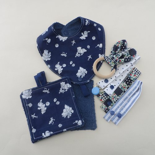 N°8 "coffret bébé" comprenant bavoir , lingettes, anneau lapin, attache sucette motif ours couleurs bleu marine